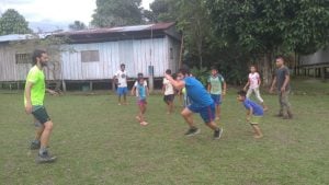 Daniel jugando al fútbol con los niños y niñas del proyecto.